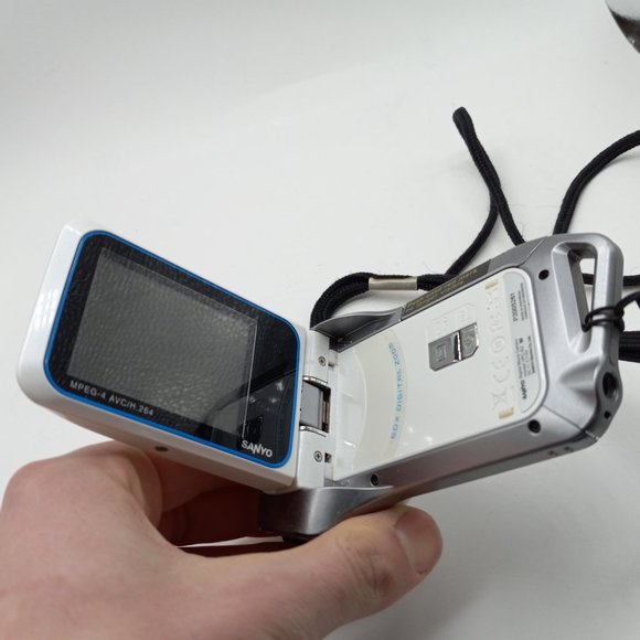 Sanyo Xacti Digital Movie Camera VPC-E2 *Waterproof* see notes - Picture 6 of 8